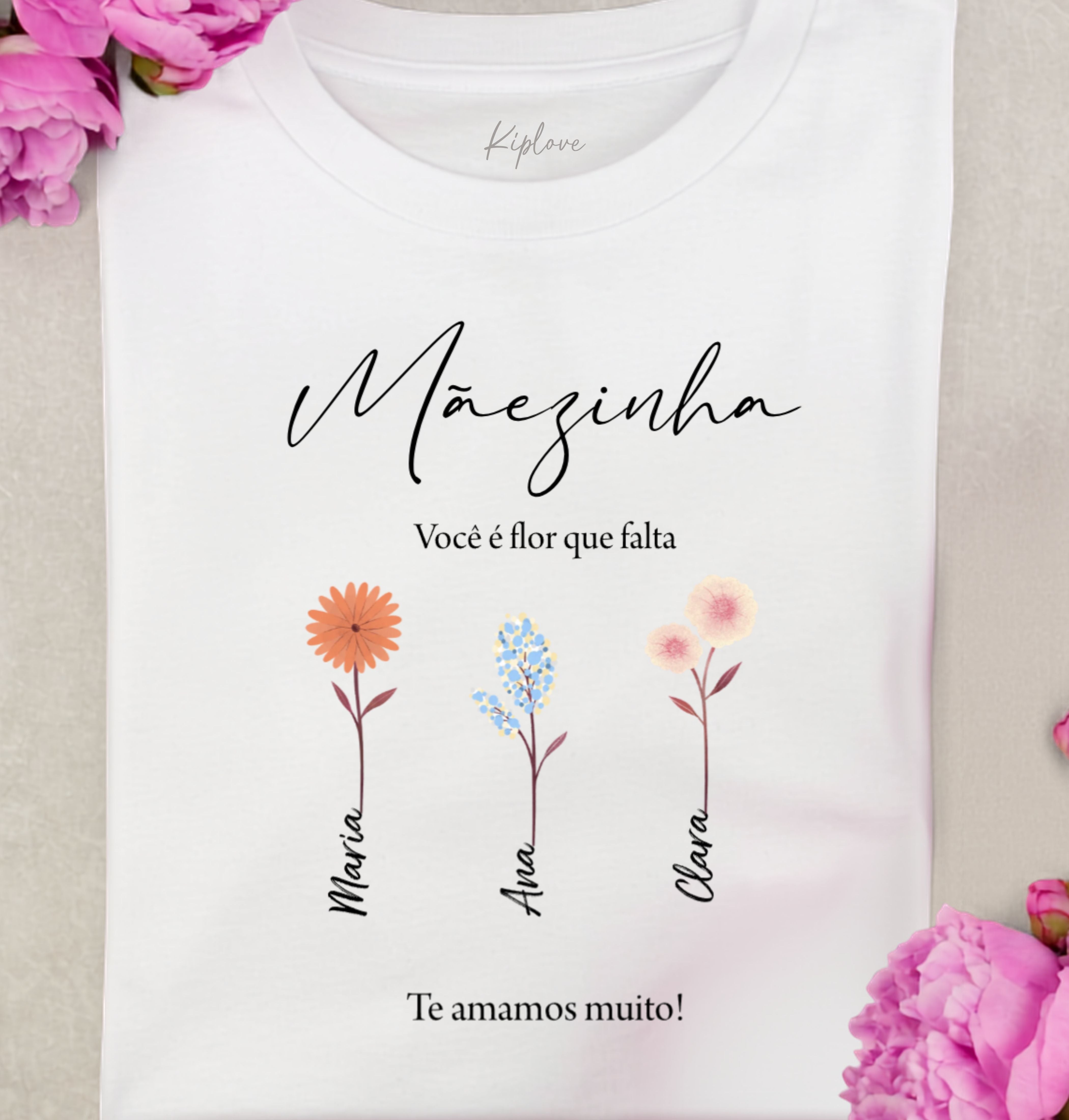 Mãe, Você é a Peça Que Falta (Escolha até 10 flores. Personalize cores, textos e nomes)