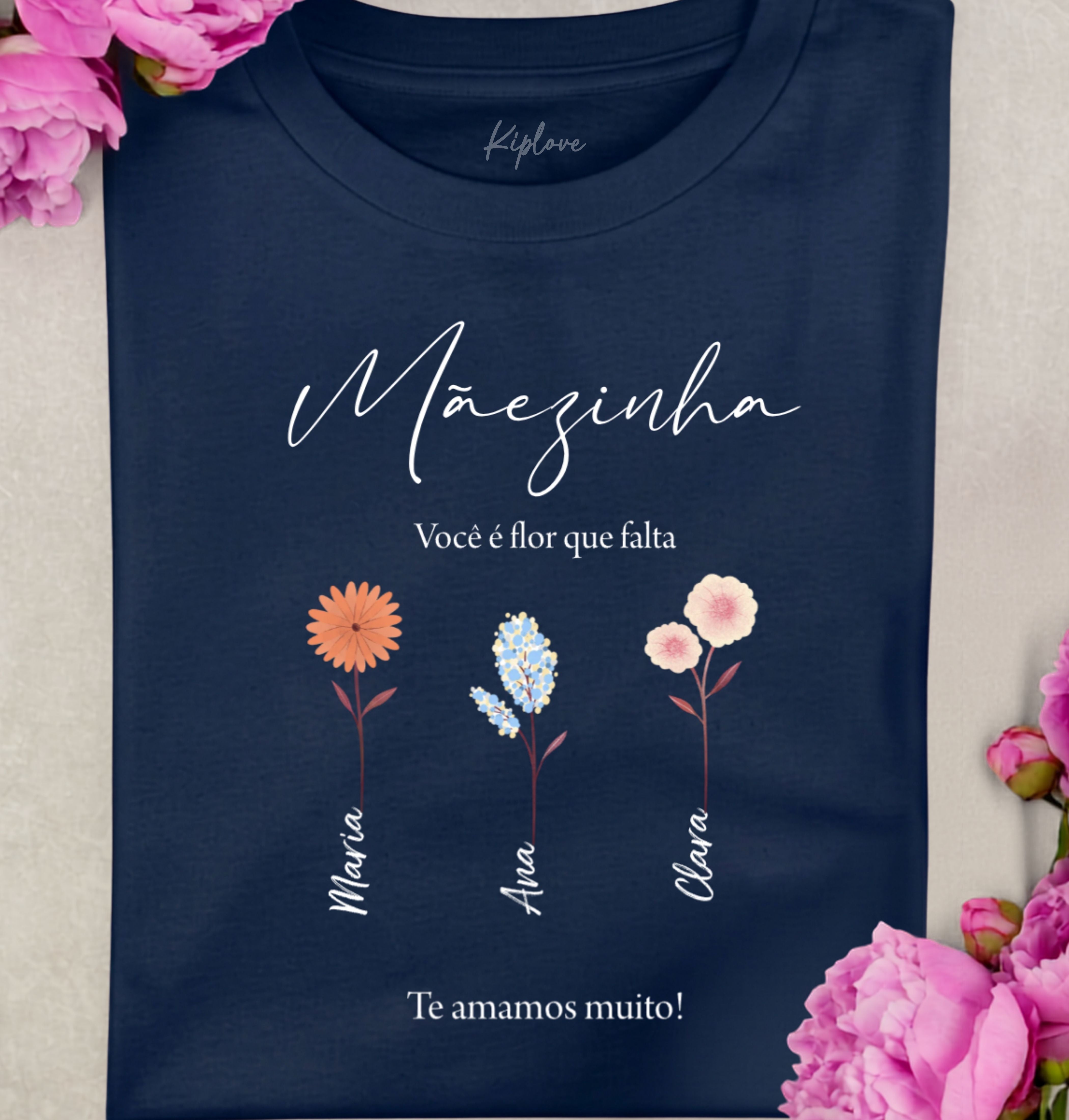 Mãe, Você é a Peça Que Falta (Escolha até 10 flores. Personalize cores, textos e nomes)