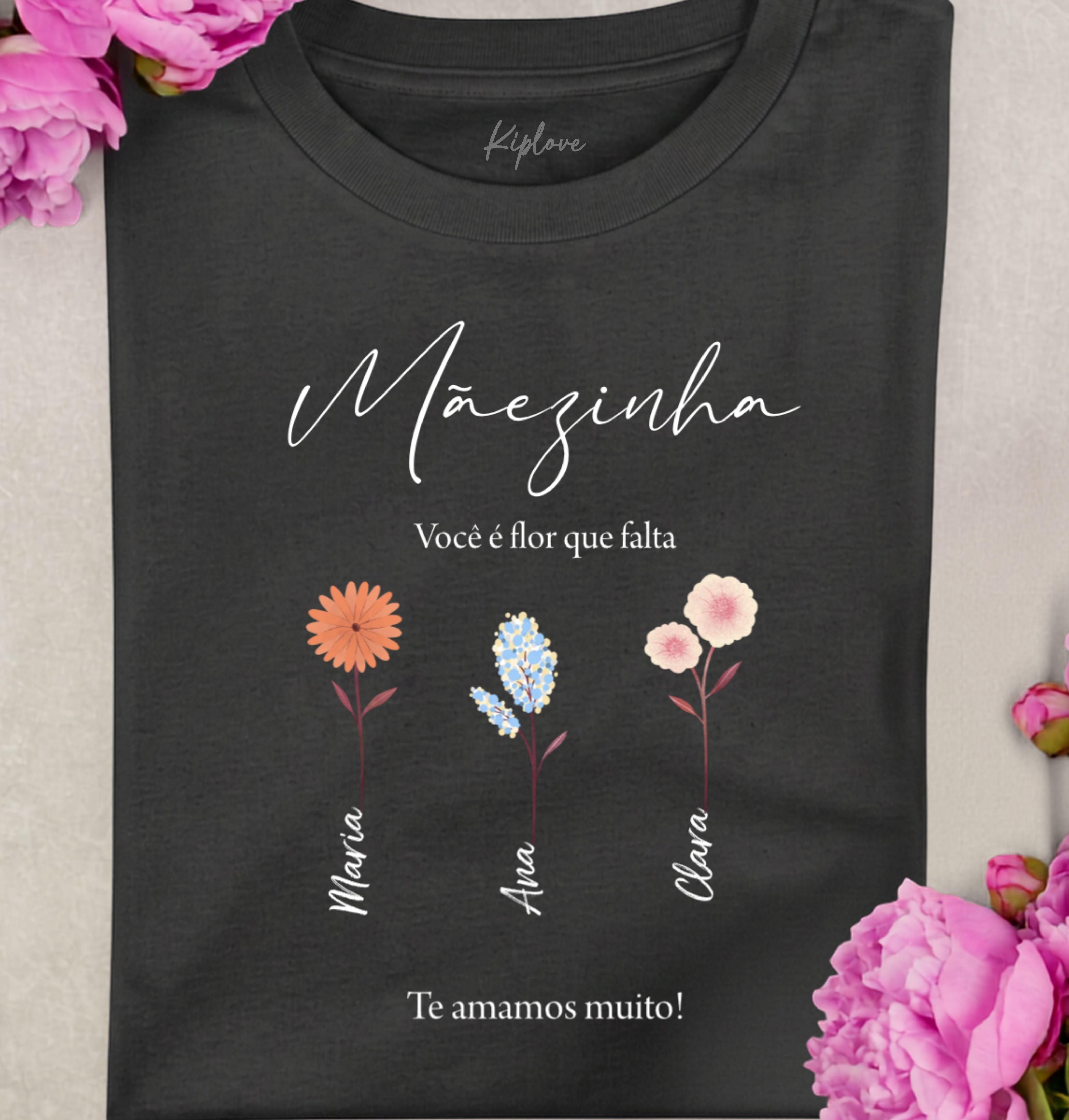 Mãe, Você é a Peça Que Falta (Escolha até 10 flores. Personalize cores, textos e nomes)